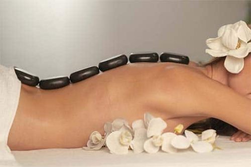 Massage illustrant les pierres chaudes